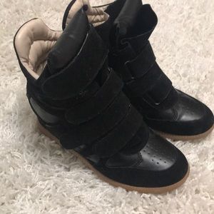 Hightop Wedge black sneakers